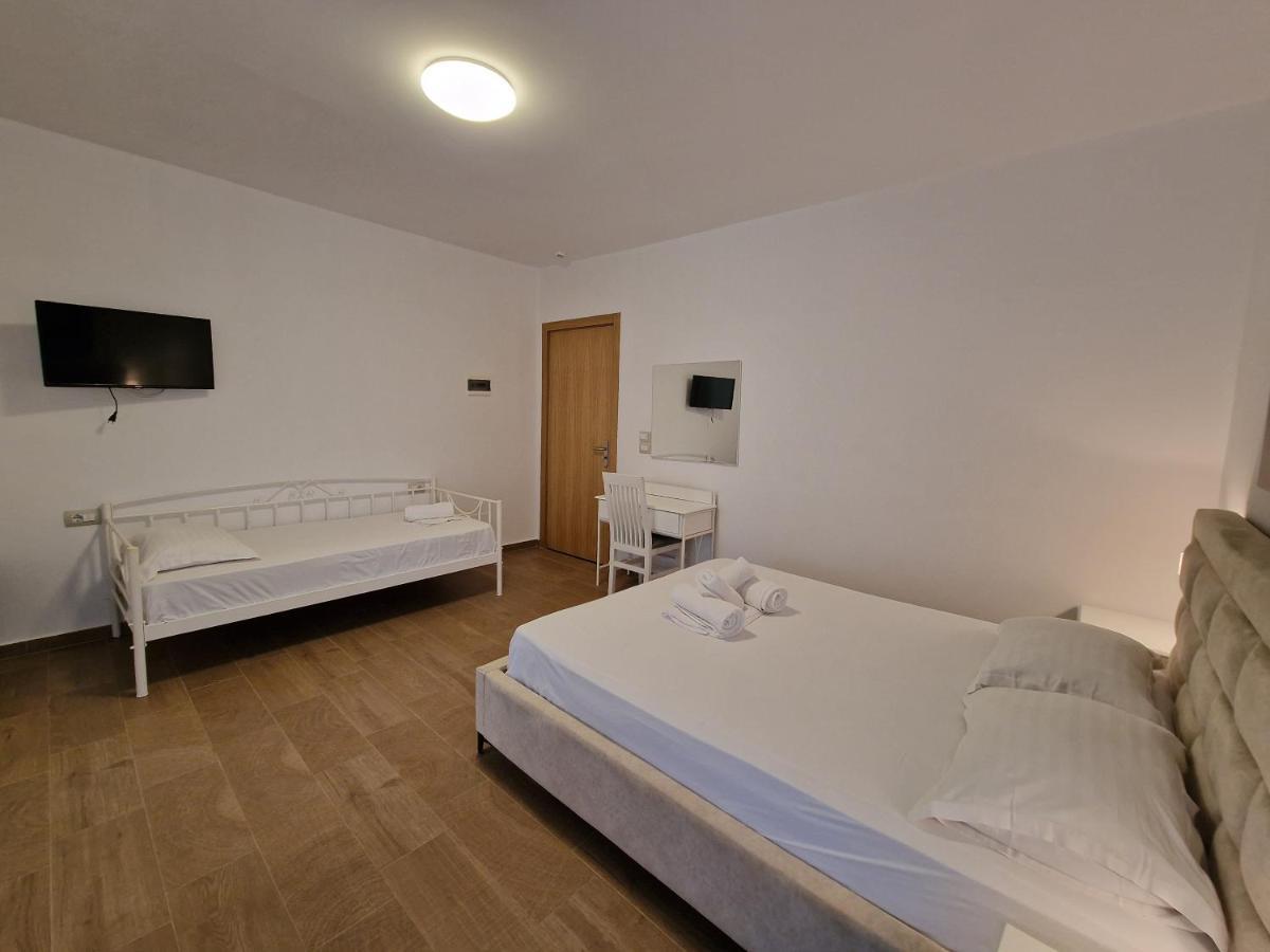 Hotel Queen Margaret Seaside Ksamil Exteriör bild