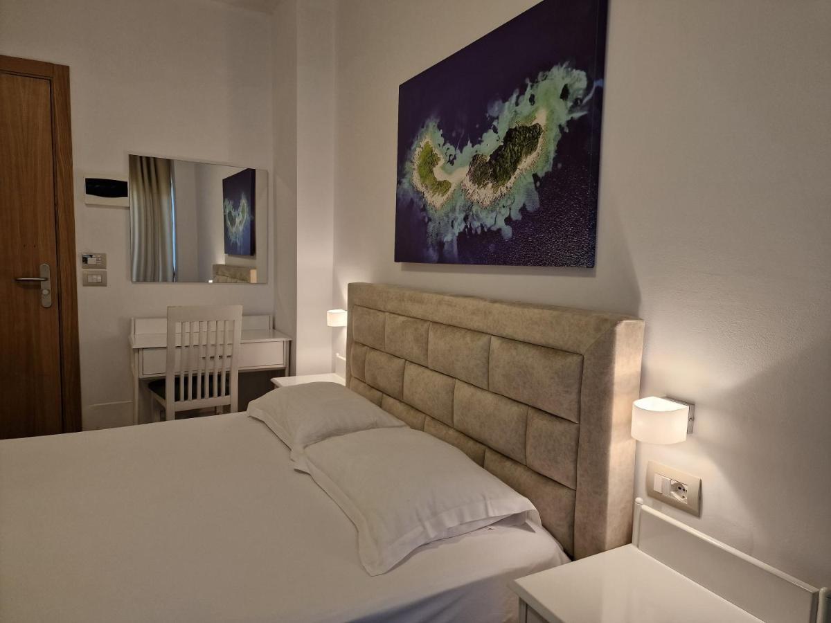 Hotel Queen Margaret Seaside Ksamil Exteriör bild