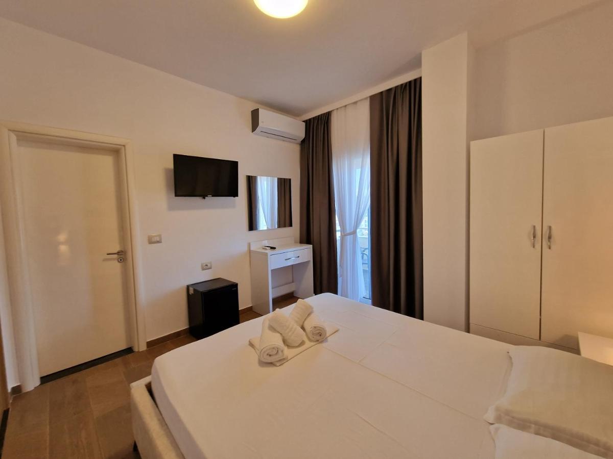 Hotel Queen Margaret Seaside Ksamil Exteriör bild