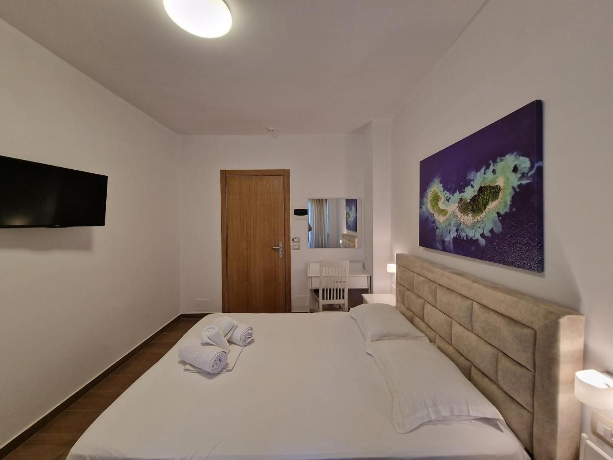 Hotel Queen Margaret Seaside Ksamil Exteriör bild