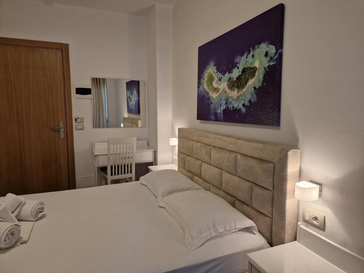 Hotel Queen Margaret Seaside Ksamil Exteriör bild