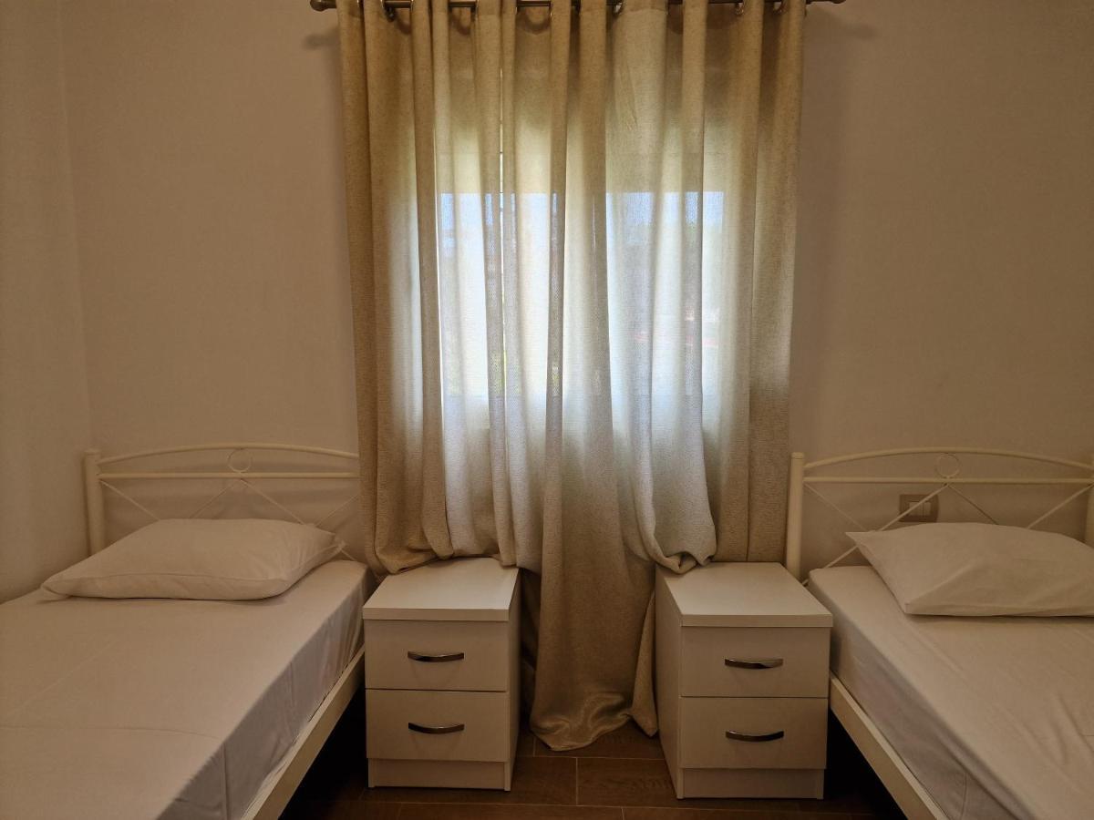Hotel Queen Margaret Seaside Ksamil Exteriör bild