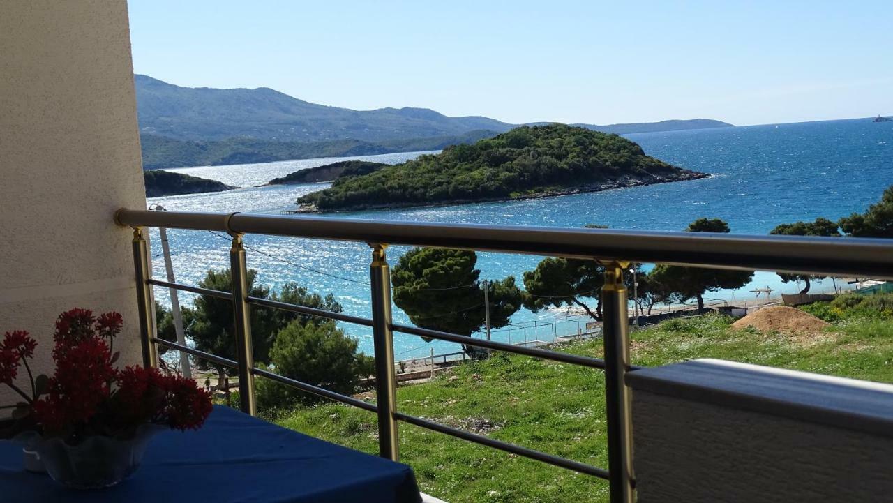 Hotel Queen Margaret Seaside Ksamil Exteriör bild